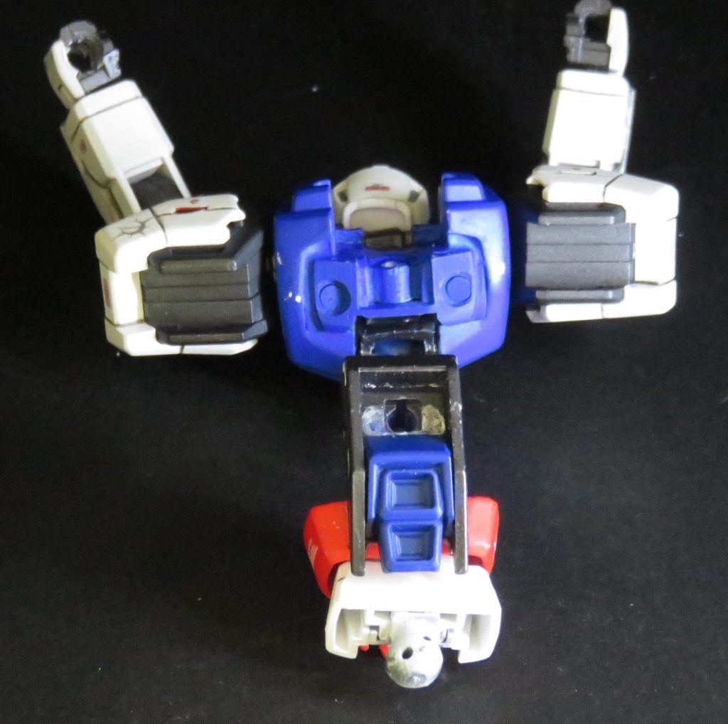 上半身は胸から上と、バックパックを含む腹部で分割し、マグネット4組で接合させています本当は可動部を入れたかったのですが、強度と適切な部材がなかったので、分割し高機動形態の時用の接続パーツを使用しました