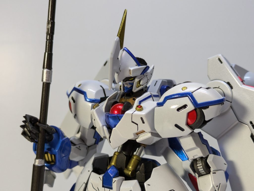 バストアップ頭部はバルバトスのアンテナ取ってミカエリスの顔面付けてパテで埋めてマゲをぶっ刺してアホ毛をイメージ。ツインテールま横の尖がりでお許しください…外側に跳ねるとどうしても格好良くならなかったので断念