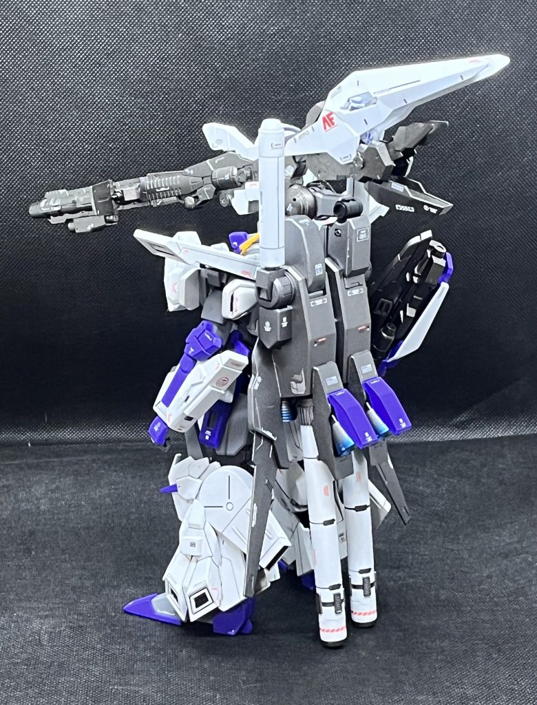 左後ろから、毎回必ず自立の為のプロペラントタンク。なかったら倒れます。あと、肩のバインダーとバックパックのビームキャノンはMGFazz.ver.kaの余剰パーツ。メガカノンのバックパック基部はEGニューガンダムの腕使ってます