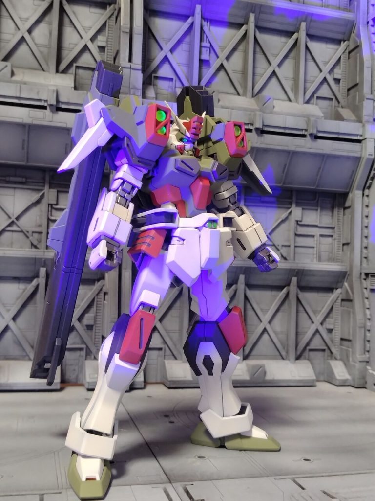 肩のクリアパーツはＵＶライト反応するんですね～頭部アイカメラは、アクリルガッシュ（蛍光）＋ＵＶクリアレジンでコート