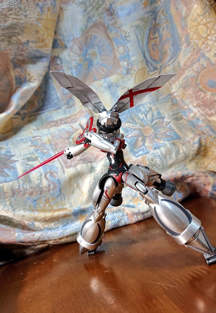 カチューシャ型のバイザーを下ろしてバトルモードへ胸の下辺りに可動軸を新造、股間の辺りを少し削っているのでキットそのままよりも可動範囲が広がっています。