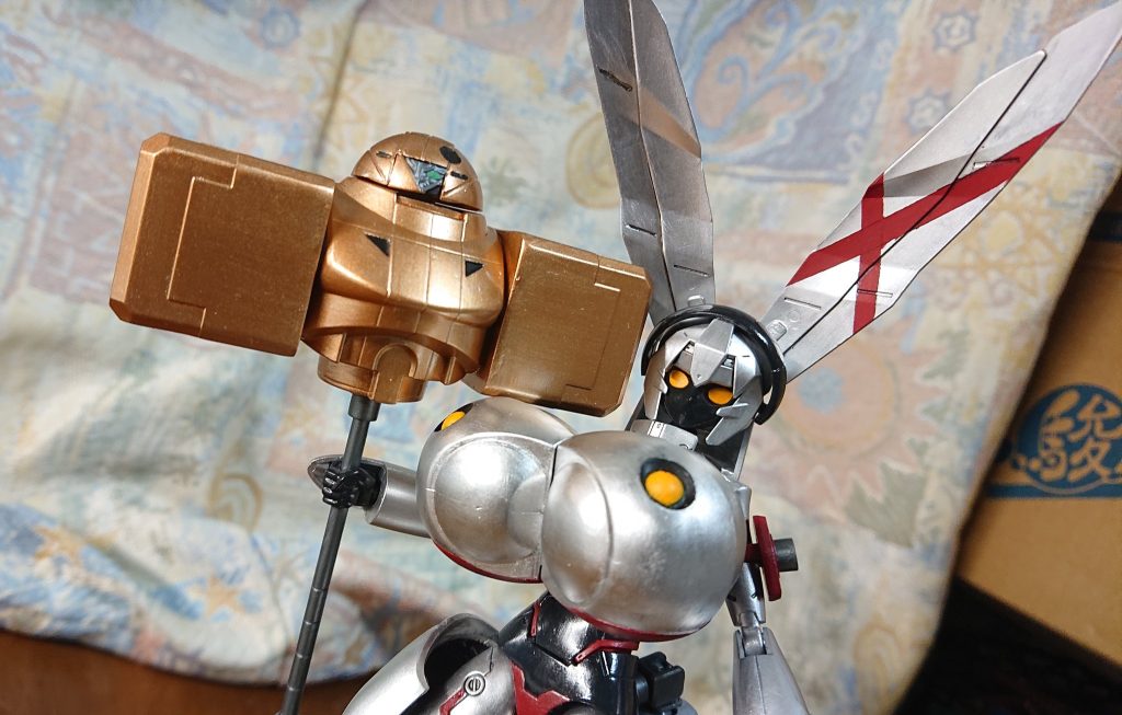 【ユニバースハンマー】CV:稲◯徹の声で喋るダンディな性格のハンマーさん。「メイくぅん」とネットリした呼び方で話しかけてくる上、戦闘中はTRI◯GERのアニメみたいなテンションで非常にうるさい。スモーの胴体を丸ごと使っており、縮退炉の作用で質量を増大させ敵を圧壊するぞ!