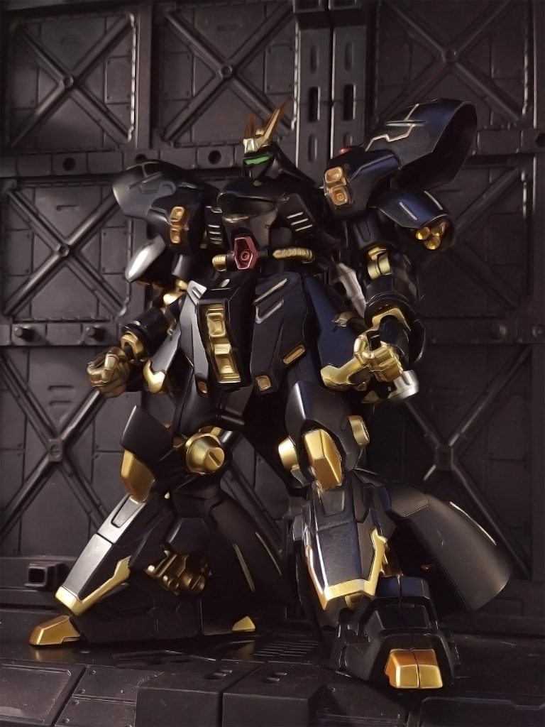 肩などのバーニアノズル部分は、100均のジュエリーシールを貼り付けています。100均にはガンプラ改造に効果的なアイテムが数多くあるので、非常にありがたいです。