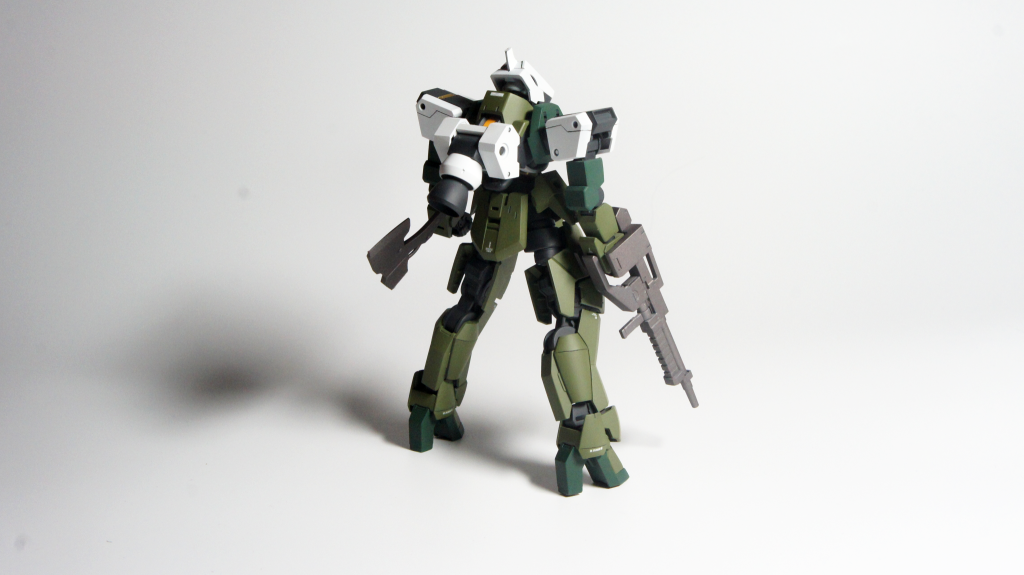 背面その他には足回りの合わせ目加工を行っています。