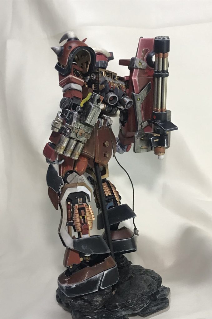 左手はハンドガンのみで、あまり出しゃばり過ぎない様に且つ、グフカスタムの特徴が残る様な印象になる様に肘の辺りから接続しています。