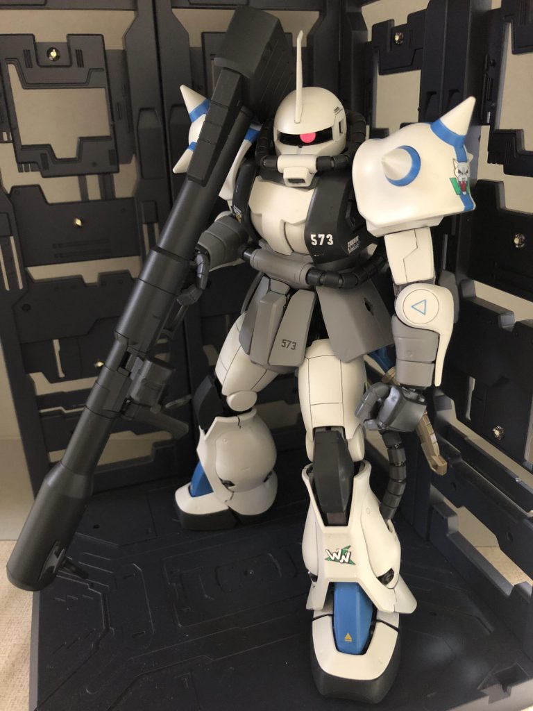 R型カスタム機をオマージュしてS型カスタム機としてみました！両ショルダーアーマーとし、大型ヒートホークを提携してます。ドズルザクが多少安めに手に入りましたので。。