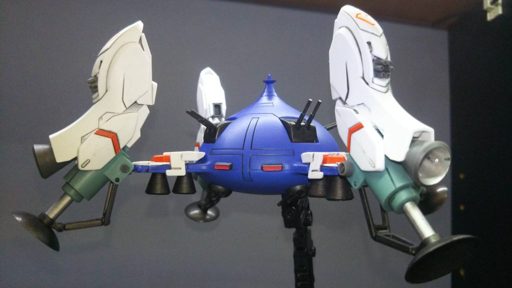 ガメラの様に回りながらは飛行しないが、やろうと思えば出来る。…まぁ中の人はとんでもない事になるがｗ脚部を広げる事により、脚部ビームバルカンは対空に使用可能。目の様なパーツは取説や写真だと十字模様の中にあるらしいんだが自分のイメージ優先でもう少し下に付けました。…でもここに何かを貼る様な線があるんだよな…