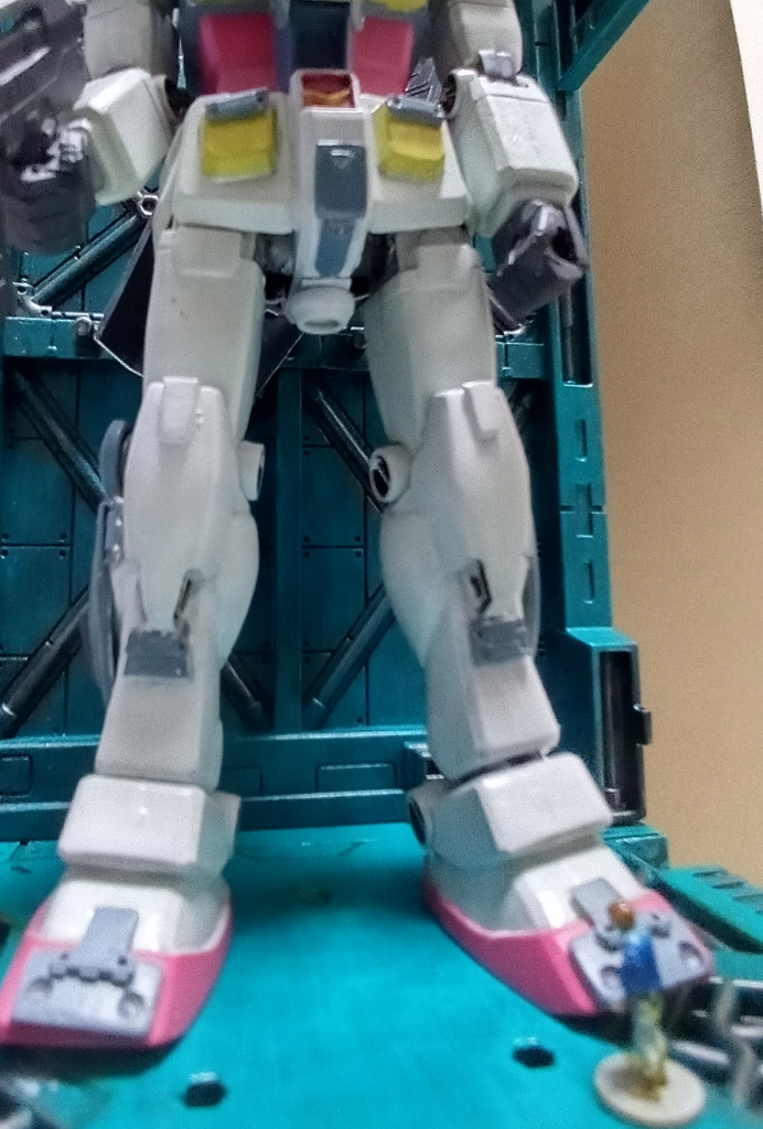 以前作ったFGザクがとても素晴らしい出来だったので買ったのですが、塗り分けがザクと比べ難しく、かなり手こずりました。特に顔は面相筆じゃないとまともに塗れないですね^^;