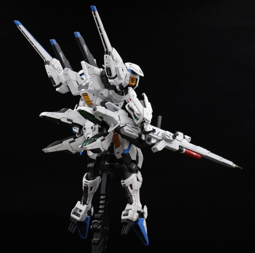 ガンビットを装着した形態。クアドラスラスターの展開時に背部が干渉しないように上に上げます。V2ガンダムのようなシルエットもイメージしました。