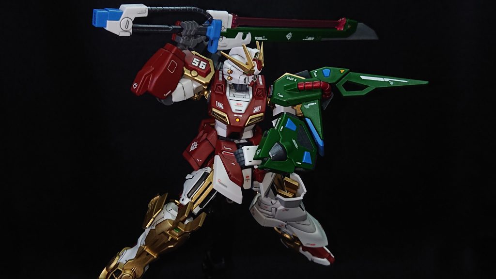 機体カラーは今回初めて素体と武装のソードストライカーで完全にメインカラーを分けてみました本機は地上戦での運用を想定しているので茶色系の色にしたいと最初に考え、あまり使ったことの無い色に挑戦したいという気持ちから素体のメインカラーはダルレッドにしてみました塗装を始めてみると自分が想定していた色よりもかなり茶色寄りの色をしていたので、あまり茶色を使用してこなかった自分としては合わせる色に悩みました💦そんなこともありソードストライカーには少し緑の濃い、そして明るめの色であるレーシンググリーンを採用して、全体のバランスを取ろうとしています塗装中は「ちょっとミスったかもしれない…」と焦りましたが、完成してみると悪くない仕上がりになったと満足しています!追加武装であるソードストライカーの色を完全に違う色にしてみると、装備前と装備後でガラッと印象が変わって面白いですねw