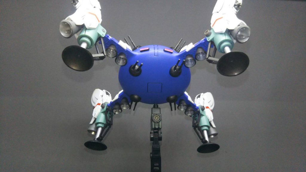 元々ミノフスキークラフトを持っているが、ファンの部分に追加して外側にもブースターを付けた事により、単に浮くだけでなく高機動も確保出来た。