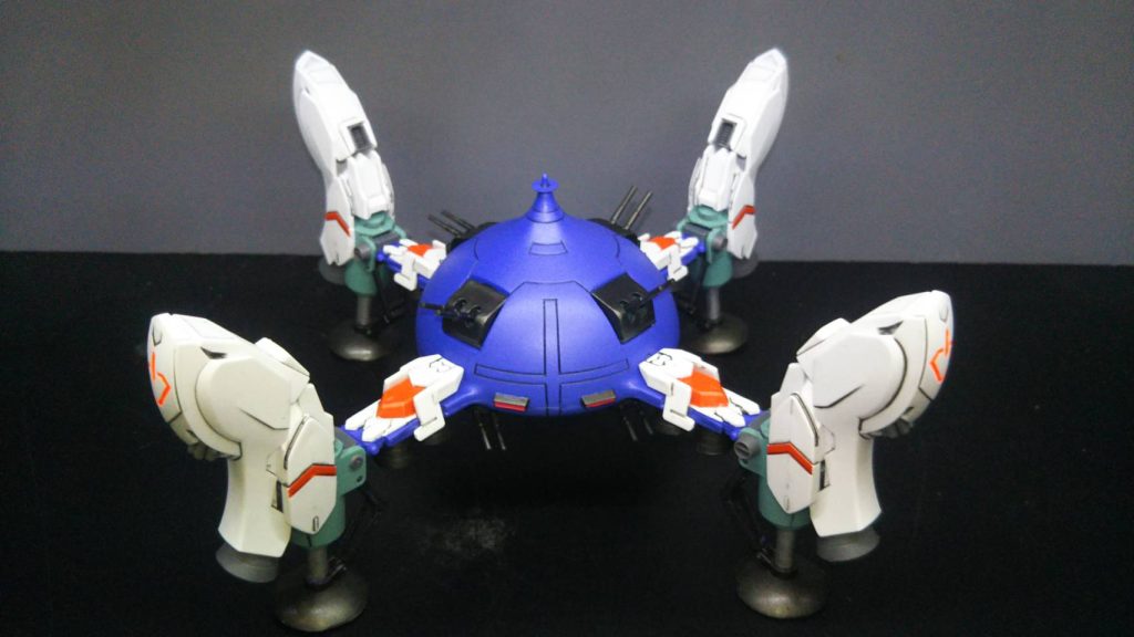 最初のアイデアは高機動アッザムで脚部ファンをブースター化して自在に飛び回れる様にしたかった。ファンの所をブースターにするだけでは物足りなかったので、外脚部にもブースターを付けたいと悩んでいた所、バルバトスの脚部と出会いましたｗ