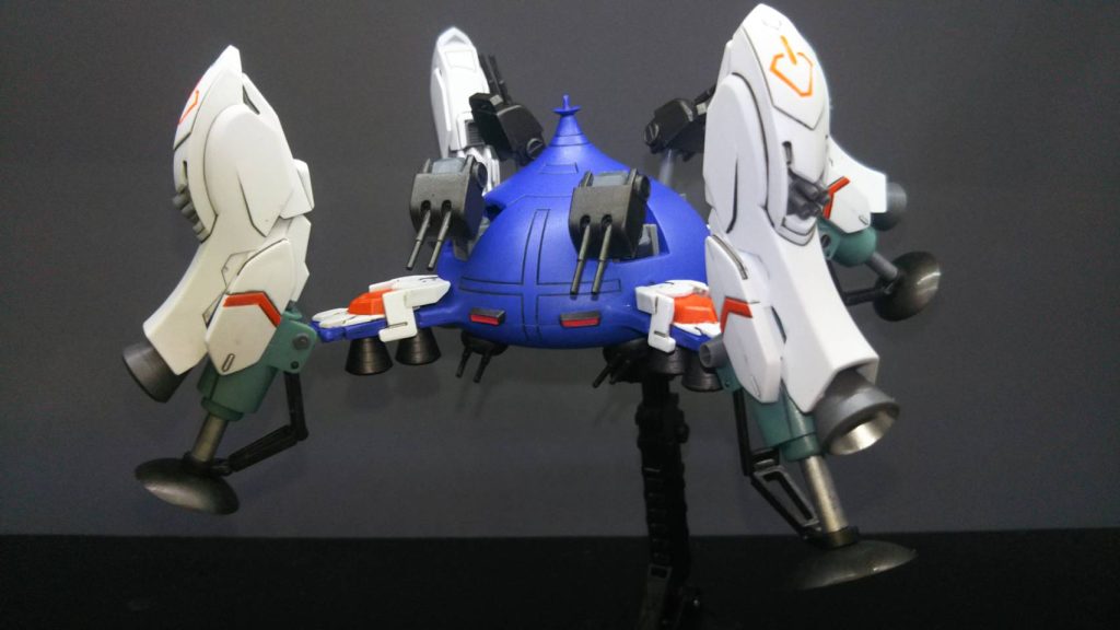 本来、固定式の上部砲塔の内側にボールジョイントを仕込んで、引き出せる様に改造しました。脚部の大型化で対空砲の攻撃範囲が狭まった為の処置。逆に圧倒的可動域の為に上空には死角が存在しないｗ改造というより魔改造の範囲かも？ｗ