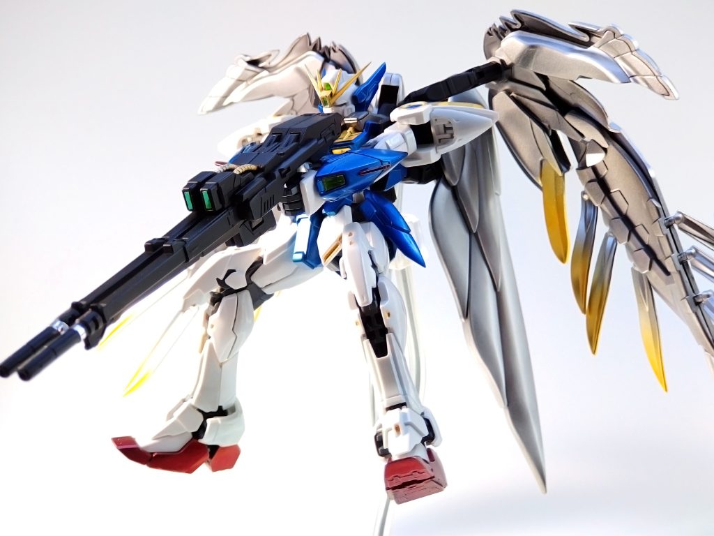 ウイングゼロEWといえば、ツインバスターライフルを構えるこのポーズが印象的。可動域の関係ですぐポロリするので、中々苦労しました。