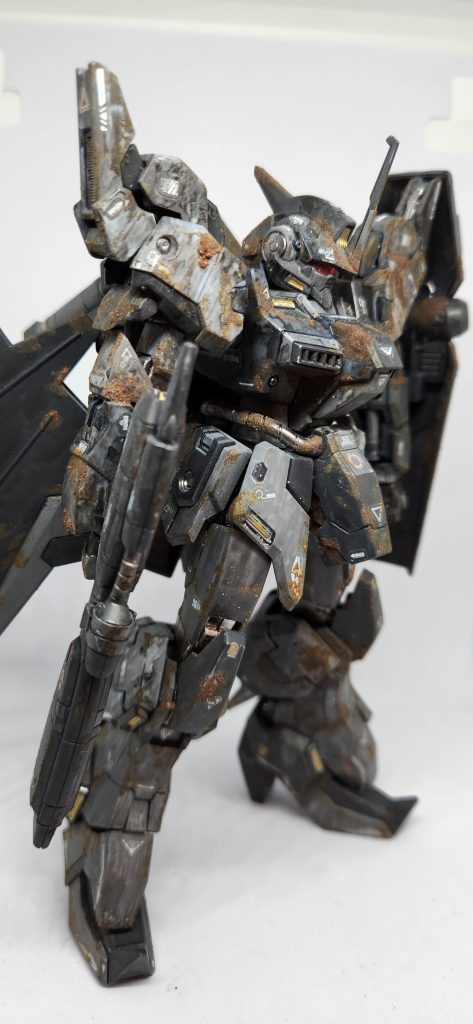 咄嗟に自身の機体にMr.Eが乗り込むと同時にその機体が目前に迫ってきた。「速ぇ!?」脚部のローラーをフル回転させたMr.Eのその場にぶっといビーム粒子が叩きつけられた。「Mr.E!」『……なんとかな』離脱出来たみたいだが、今の攻撃は……