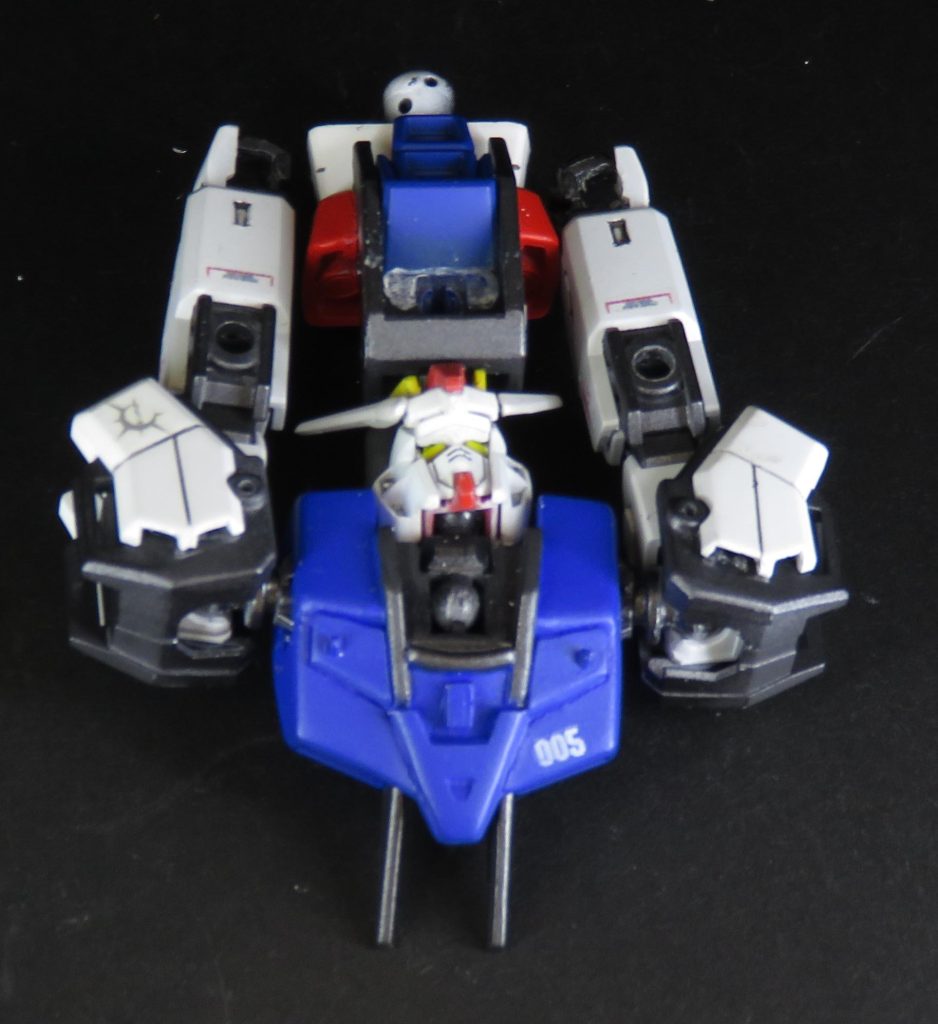 頭は90度真後ろに倒して、ストライカーパックで隠れるようにしました