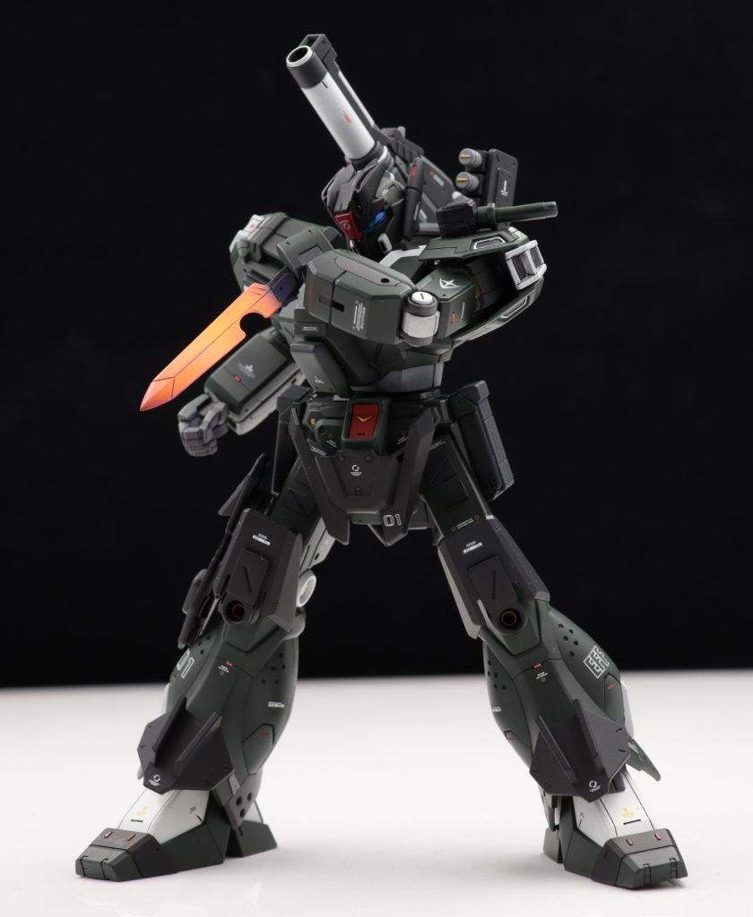 ヒートナイフもコンロイ機からイメージして製作。こちらは右ひざに格納してます。ヒートブレード同様ブラックライトで光らせることが可能です。最後まで閲覧いただきありがとうございました！！