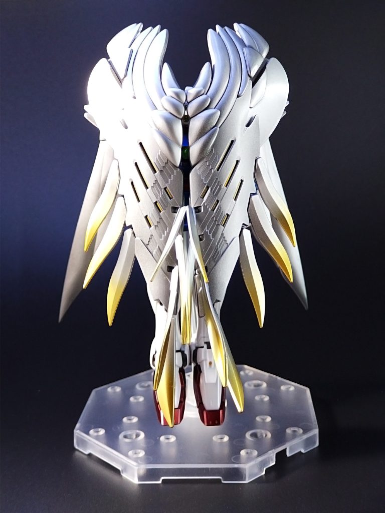 羽根の先は、ガンダムマーカーのイエローゴールドでグラデーション塗装。中々良いアクセントになったのではないでしょうか。