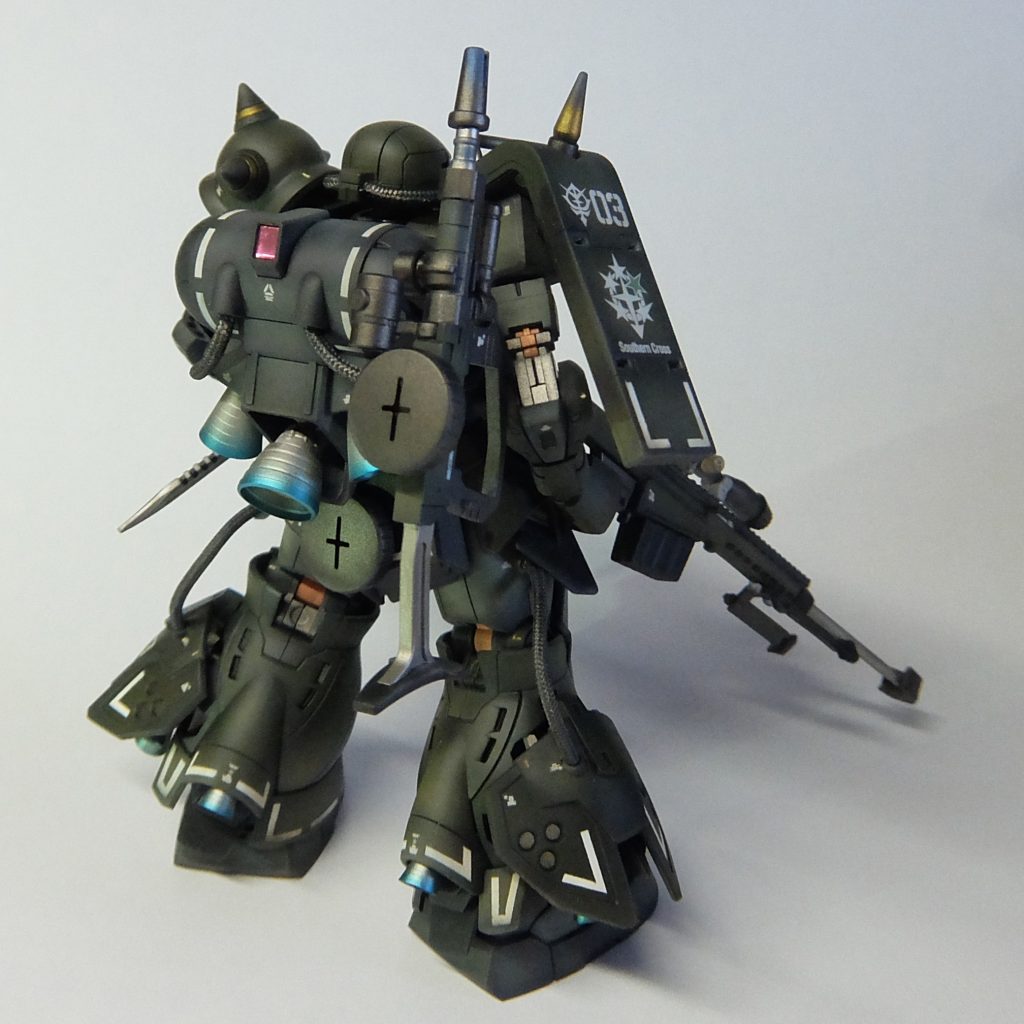 足の高機動型のユニットをより大きく見せるため下部を開き、バーニアノズルを片足４個で計8個取り付けました。あわせて、そこによりエネルギーも必要だと思い、足にもパイプを付けました。ついでに本体のパイプ類はすべてメッシュに置き換えました。バックパックは、ジャンクパーツ入れをガサガサしてたらマラサイのんかな？があったので流用しました。