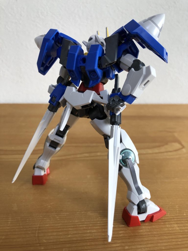 ビームサーベルを引き抜くポーズ。この忍者っぽい雰囲気を感じさせるアクションが刹那機の好きなところ。