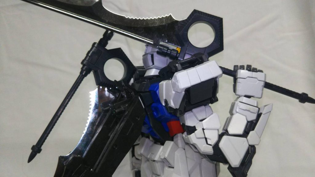 初代ガンダムのビームサーベルみたいに引き抜く動作が、そのまま振りかぶる動作になってます。