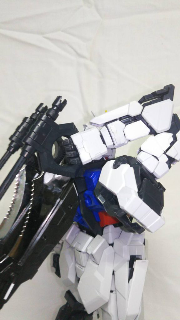 グランドスラムの丸い穴の部分に手を入れて少し持ち上げます。アニメとかだったら、手を近づけただけで次の動作に移るとスマートですなｗ