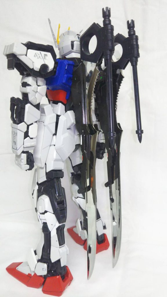 壊れてたPGストライク(中古で安く手に入れた)をニコイチで組み上げたので、グランドスラムが2本あります。折角2本あるのだから背中に付けてしまおうと思い製作しました。エールストライカーだけでも欲しかったのですが、タイミングが悪く結局手に入れられなくて、ストライクガンダムが寂しく見えたのも一因です。