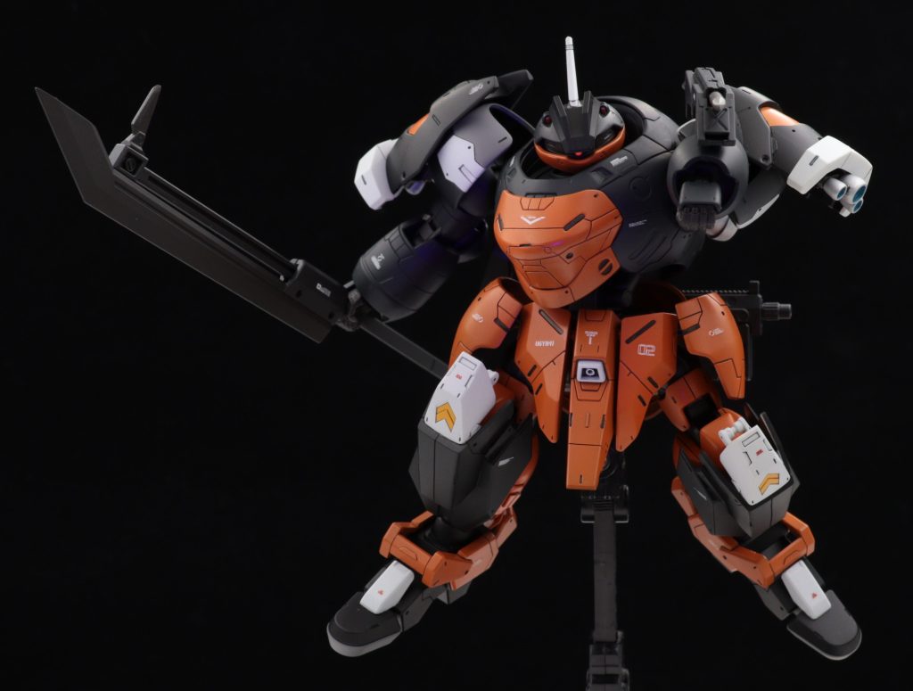 左腕にはパイルバンカーを装備。