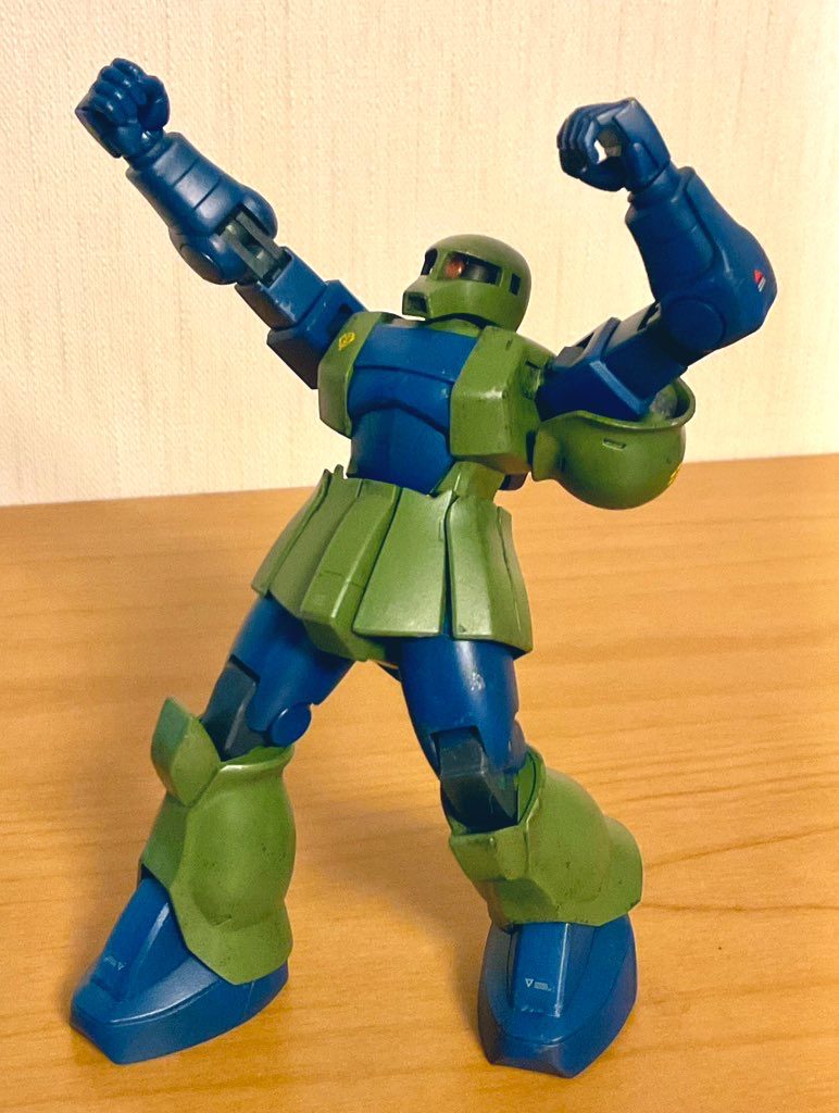 以前にXで「エアブラシ塗装はみんな同じような仕上がりになる」みたいな雑な投稿を見まして、そうは思わないものの筆塗りの方が個性は出るようには思ったので挑戦しましたがかなり楽しかったですね。しかし18年前のジャンク品でこれだけ遊べるんですからプラモデルって楽しいですね。