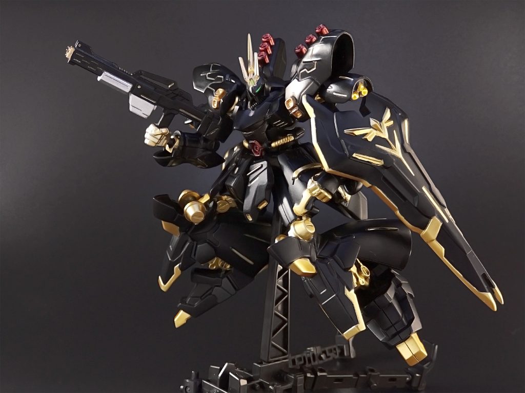 サザビーといえば、シャアのイメージカラーである赤の印象が強いですが、黒に塗り替えても中々カッコイイと思います。