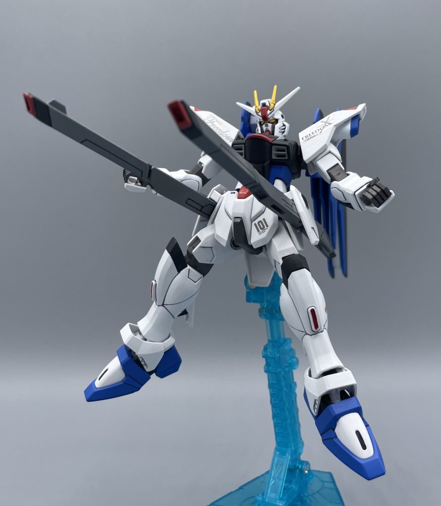 クスィフィアスレール砲　ビーム兵器に偏りがちなフリーダムの武装の中での数少ない実弾兵装です。ストフリになると折りたたみ機構が廃されてしまいますが、ジャキジャキッ！と展開するフリーダムのレールガンが私は好きです。　レールガンな訳ですから、長さがあった方が威力も上がりますよね、きっと！！（自信ない）