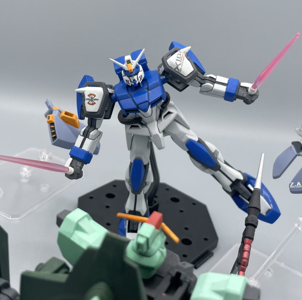 アサルトアーマー・パージ!! フォビドゥンの攻撃からストライクルージュを守った上で特攻し、(やられた!)と思ったらアーマーをパージしてのフォビドゥン撃墜・・・。このシーンには、本当に痺れましたね。