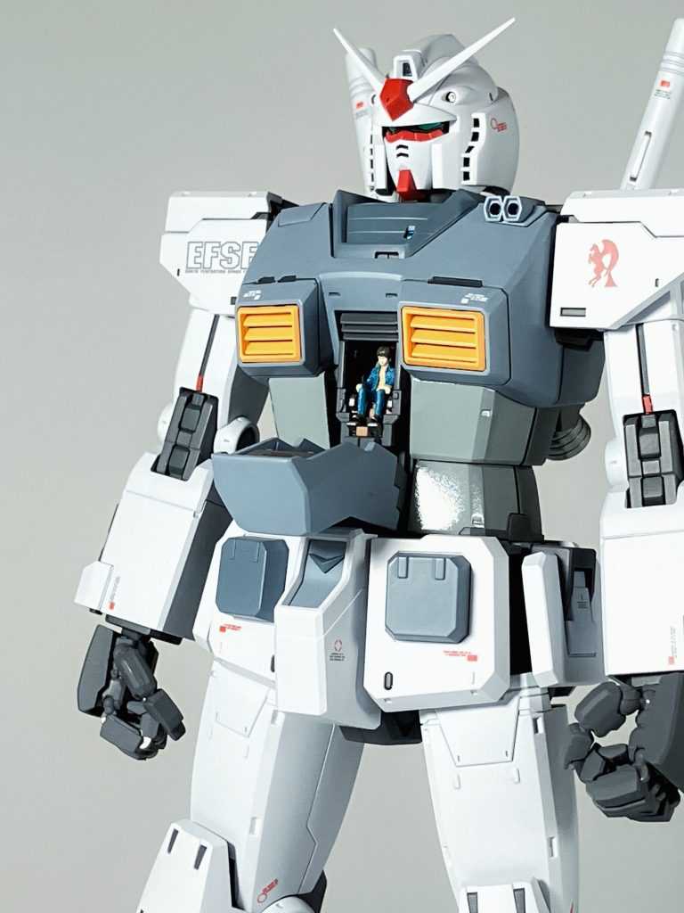 パイロット(アムロ)を塗ってみる事でした。今までめんどくさい存在としていた、付属のフィギュア・・最近、目が悪くなってきたこともあって、それに抗うかのようにチャレンジした次第ですこのキットの場合、大きくハッチが開くこともあり