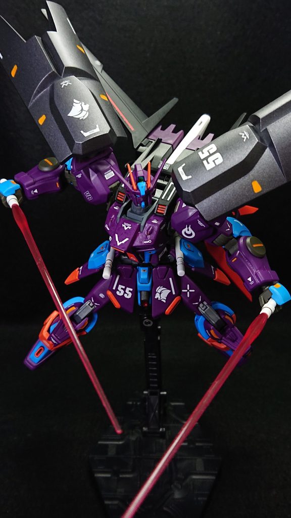 機体デザインが他の機体と比べると落ち着いた感じになった気がしていたので、今回は機体カラーで個性を出そうとしてみたのですが、少々奇抜な感じになってしまいました💦メインカラーをラベンダーにしたせいか、なんだか悪役機っぽい雰囲気が強くなっていますねｗ自分としては悪い感じはしていないのですが、挑戦的な配色になりました