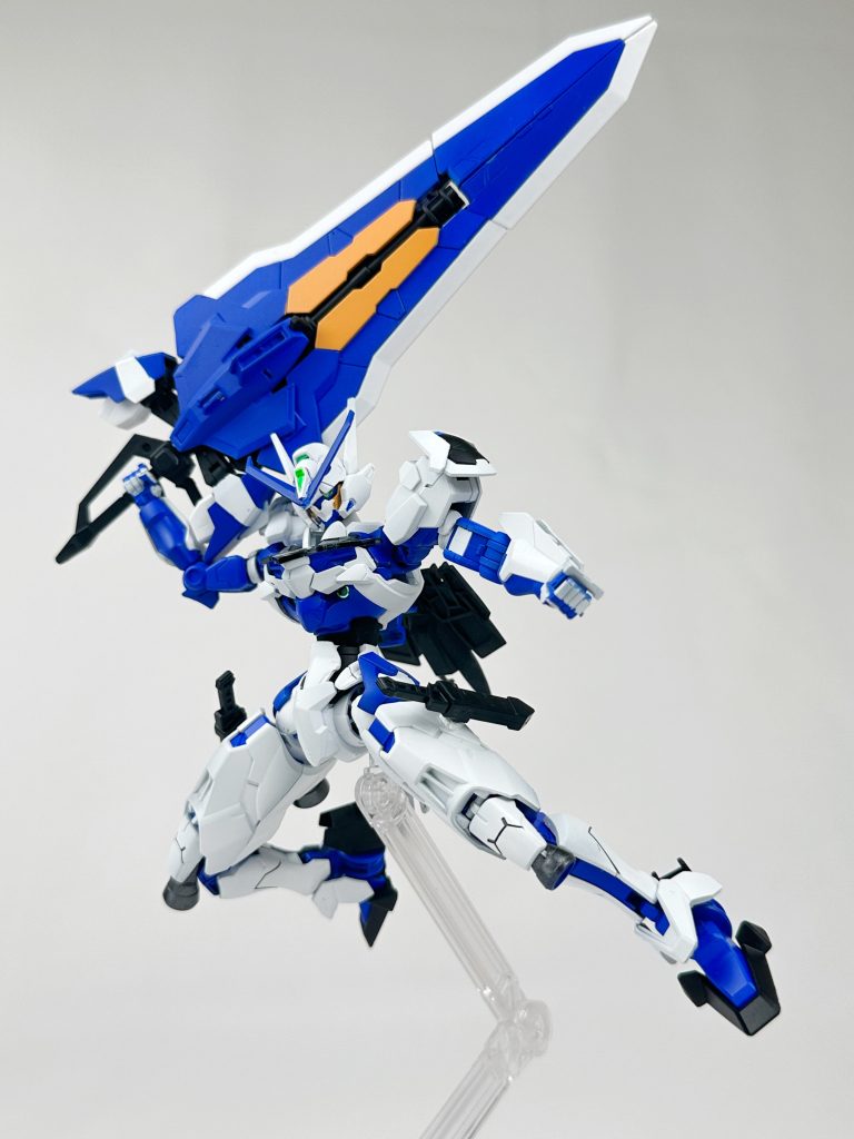 ソードフォーム手はブルーフレームのものを使ってるので問題なく持たせられます