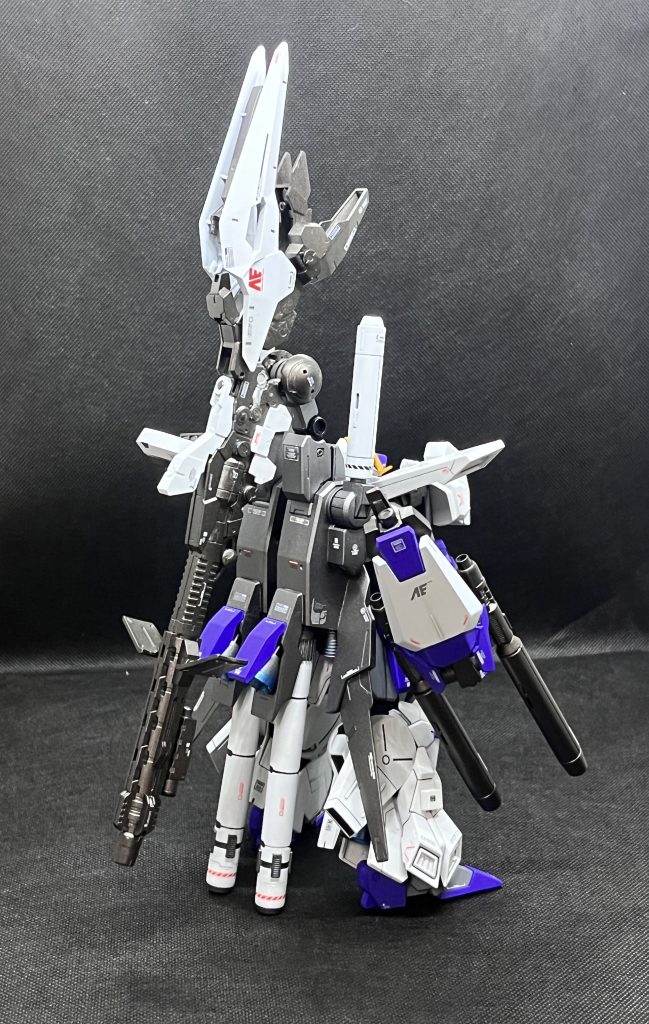 背負って後ろから、色々仕上げ甘くて、脚部スラスターのノズルマスキング剥がせてないですね笑笑