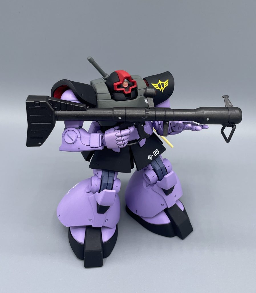 ドム名物・ホバー移動!! ドムの地上での強さの秘訣は、何と言ってもホバー移動!!これが泥臭くてカッコいい!!湿地帯や沼沢地への投入を目的にツィマット社が開発した機能で、巡航速度90km/h、戦闘におけるトップスピードは、なんと240km/h にも達します。これは、熱核ジェットによる足裏の機構によってドム本体を浮かばせ、リアスカートや裾に配されたロケットスラスターで推進させるというトンデモアイデアによって実現しているそうです。 このホバー走行は、画的にカッチョイイだけでなく、アニメ作画の負担を減らす効果もあったようで、アニメ放送当時の現場の大変さを物語る機構であるとも言えますね。