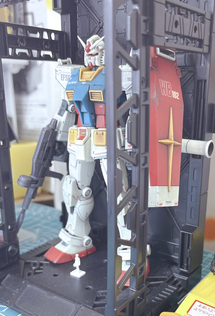 無塗装だと全然質感が違います。適当に塗装してシール貼るだけでも見違えます。やってみて良かったです。もう1個買って来よう。