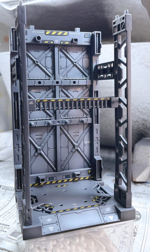 黒サフをベタ吹きして、あとは雑にグラデっぽく明灰白色を吹いただけです。本当に適当な塗装です。今回は専用のシールを貼りましたが、余っている水転写デカールを貼ってもいいですし、手書きマーキングの練習台にしてもいいですね。ちなみにHGデスティニーは背負い物がかさばって入りませんでした…