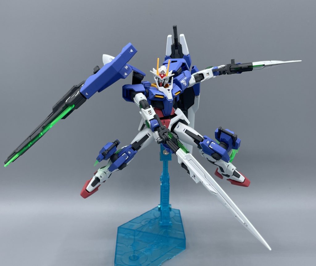 GNソードⅡ ダブルオーガンダムと言えば、両腰に備えた二振りの剣。アニメ2期の物からは改良されていますが、ソード/ライフルのモード変更機能は健在です。https://gumpla.jp/hg/2067056しかし、ロング・ショートの両剣とも、とんでもない改修が施されていて・・・・