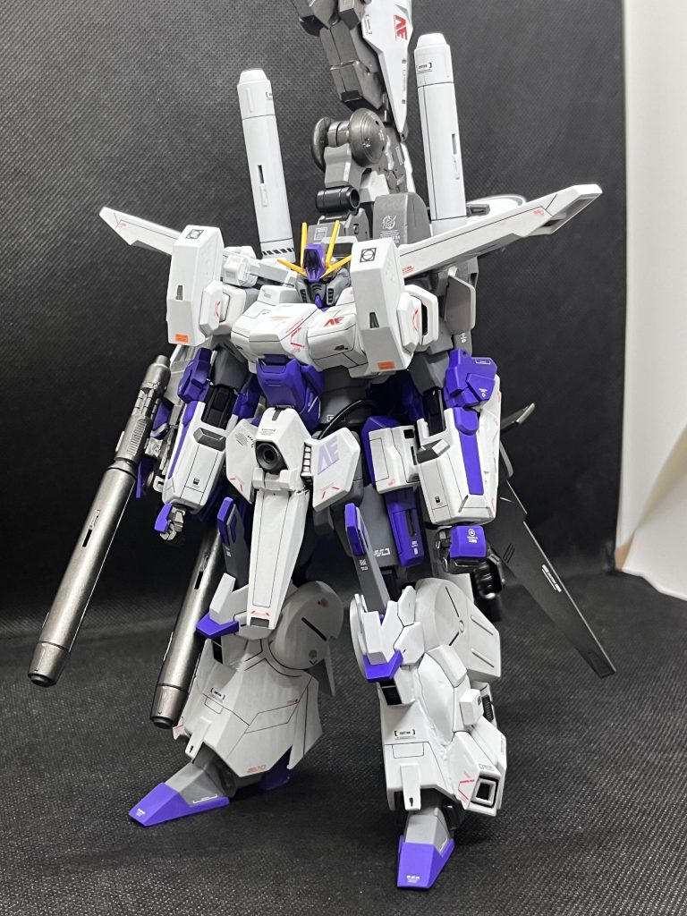 メガカノンを背面に折りたたんで背負った状態フロントスカートのハイメガキャノンは30MMのエスポジットの膝アーマーにシナンジュの肩アーマーから羽部分拝借してます。エネルギーパイプは3mmスプリング使ってます