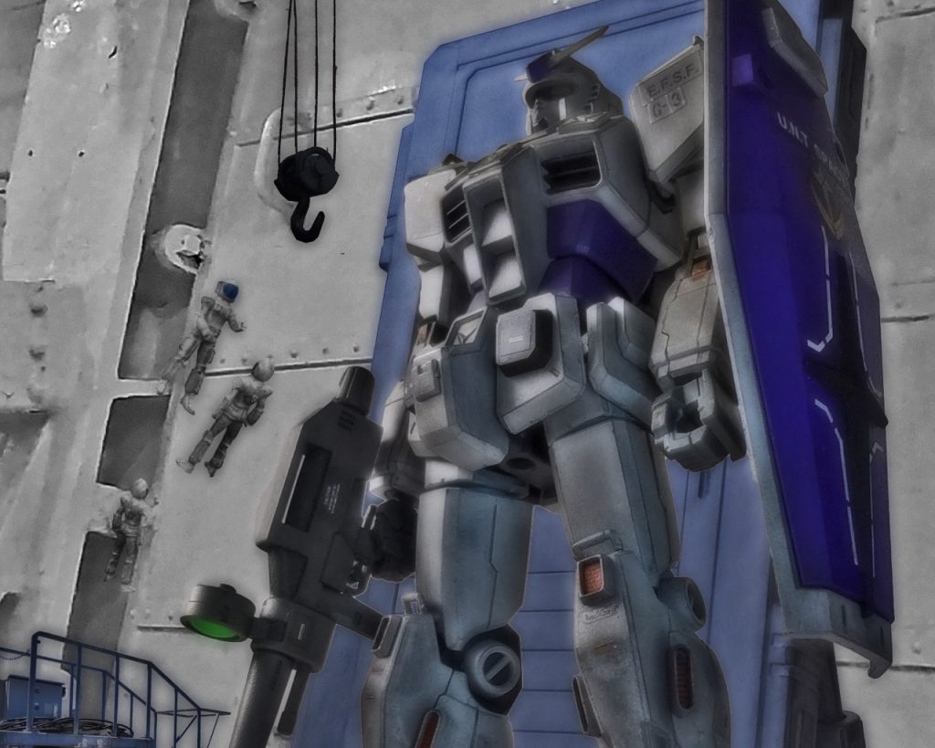 「ほう、初めてしっかり見るがこれがガンダムか…」「自分は試験隊所属ですのでガンダムだけじゃなく、もう1機のジムにも乗りデータ収集をしています」「で、何を悩んでいるんだ?」「…えっ!?」不意を突かれたチェスターは咄嗟に戸惑う。「顔に出ていた。そんなツラで戦闘に出たらお前も宇宙の藻屑になるぞ」見透かされたチェスターは複雑な表情でトムから視線を外すと頬を掻きながら言う。「…その、分からないんですよ自分が。パイロットとして。地球連邦軍の軍人として。何故戦っているんだろうって」「……」「地球上空で初めてMS同士の白兵戦をして自分はパイロットとしてやれる筈でした。でも結果が出なくて」「………」「けれどやれるって事は同時に人を……、そんな事を考えていたら俺は何の為に戦っているのか分からなくなったんです」チェスターは俯き拳を握り締めた。「お前は大抵の事は卒なく熟すからな。ここに来て初めての挫折か」「…そうなんでしょうか?」「チェスター、お前は何故開設間もないMSパイロット科を志願した?」「何故って…。これからはMSの時代になると思ったからです。あの時、親父や多くの幹部がMSはただの工作重機だと馬鹿にしていましたが」