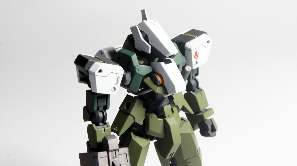 今回はそんなに時間をかけずにできるだけいじらずに作ることを意識しました。それとは別に新規ディティールを追加する練習として肩の部分や足にパネルラインを追加しています。