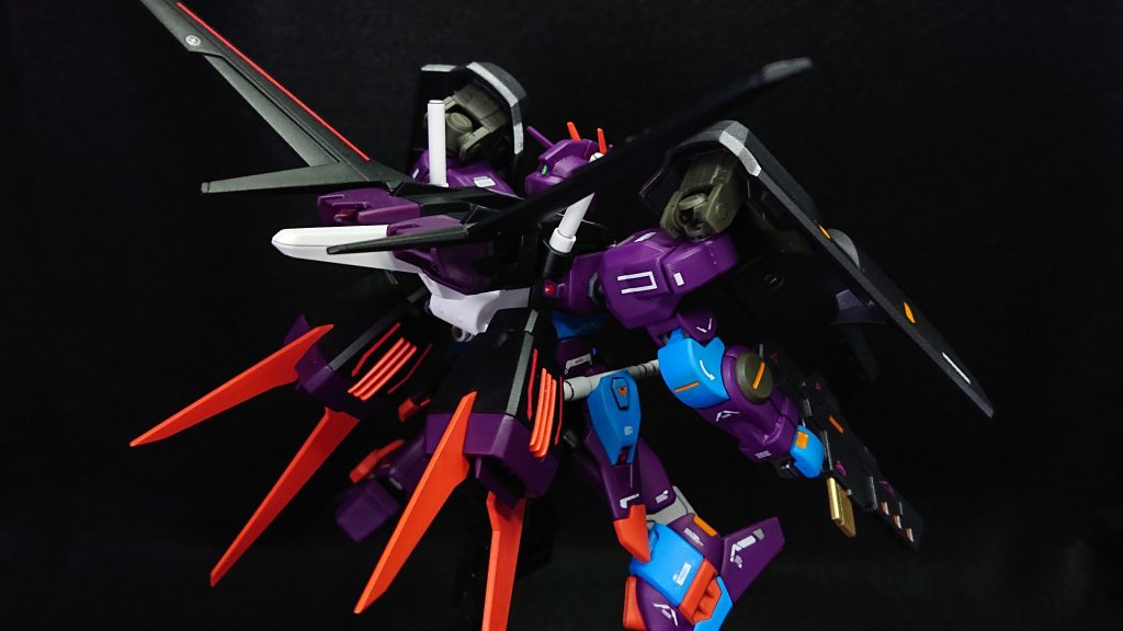 仮組投稿をした際にコメントにて「拠点防衛機ならケーブルとかどうでしょう？」とエネルギー供給システムのアドバイスを頂きました！貴重なご意見ありがとうございます！ミキシングしている時には気づきませんでしたが、確かにビーム兵装が多いのでエネルギー問題が出てきちゃいますよね💦エールストライカーを使い捨て電池みたいに換装しながら戦う設定も考えましたが、拠点が近くにある利点を考えるとケーブル給電が1番コスパが良いですね今回は塗装などを始めてしまっていたので追加することができませんでしたが、今後はそういったところにも焦点を当ててミキシングしていきたいと考えています