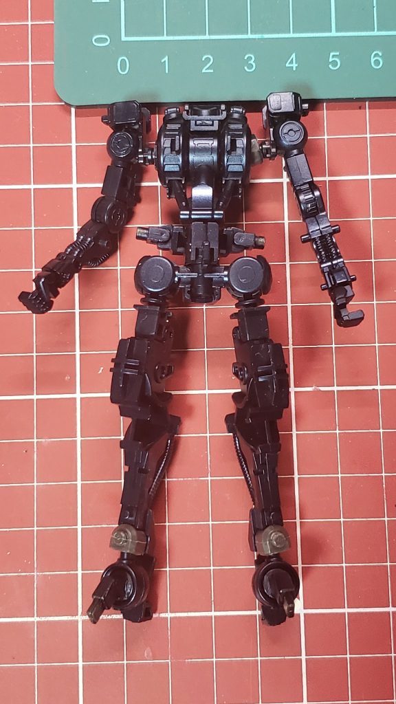 フレームは最近使い始めたプリズムブルーブラックで塗装。(写真はクリア塗装前)よく見かけるシリンダーの塗分けなどやりたかったですが、オルフェンズ系のプラモは他にも買ってるので、そちらで挑戦することにしました。