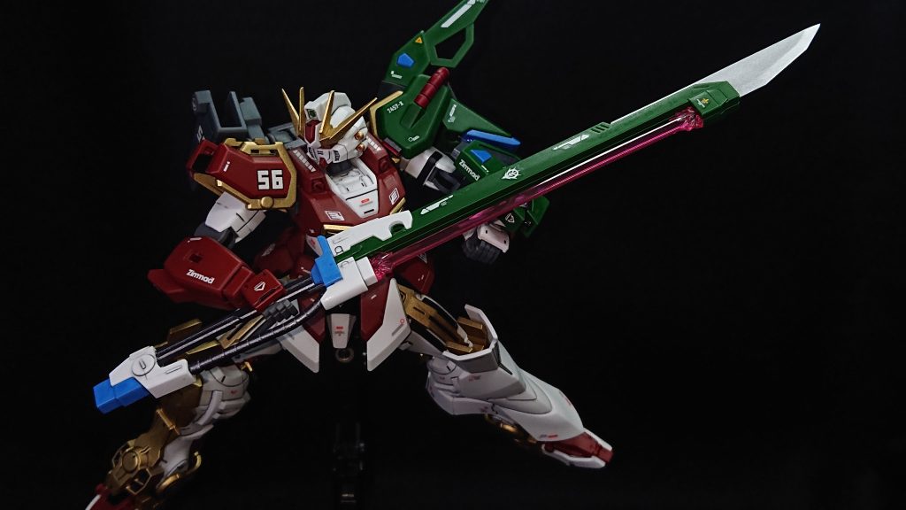 ソードストライカーを装備する為に両腕部をストライクにしているのですが、片腕が足りなかったので右腕はサンドロックの腕を貰ってきました!今回は脚部が左右非対称なこともあり、左右で腕が違っても違和感をあまり感じませんでしたwそれと今回は試験的に右肩のフレーム部分を少し削りデザインを少し変えてみましたかなり些細なところなのですが自分としては初めての試みだったので「どうなのかな?」と思いながらやっていますw