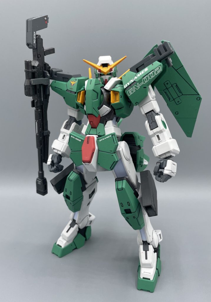 GN-002　GUNDAM DYNAMES　ガンダムデュナメスの軽装状態。HGでは省略された、GNビームピストル＆ホルダーが付属しています。さすがは1/100といったところ。造形自体は、HGをそのまま大きくしたという印象です。★HGはこちら↓↓(≧▽≦)https://gumpla.jp/hg/2046793　だいぶ後から発売されたMGとは、造形のアプローチが異なります。個人的な好みでは、MGよりも1/100の方が劇中のイメージに近く、好きなキットです。