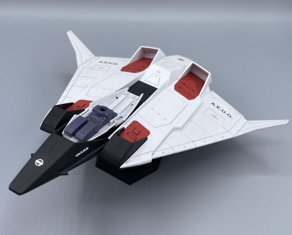 シールド格納　ガンダムMk-Ⅱのシールドは伸縮機構を有しており、縮小させることでフライングアーマーにマウントすることが可能です。ちょうどMk-Ⅱの胴体（コクピット）部分になるので、大気圏突入のダメージを二重で軽減できそうですよね。