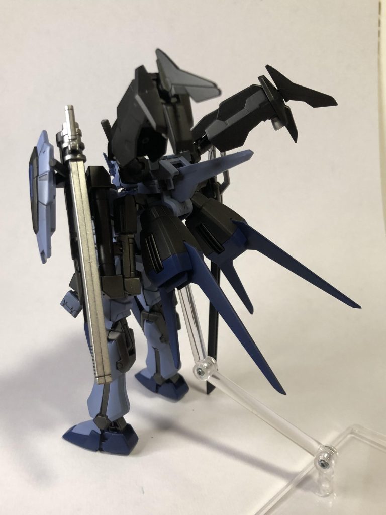 バックパックはマルチプルアサルトストライカーをベースにジュピターヴのコンテナ、ブラックナイトの対艦刀とレギンレイズのレールガンを装備させてます。フルバーニアンとパーフェクトストライクの要素を加えてみました。