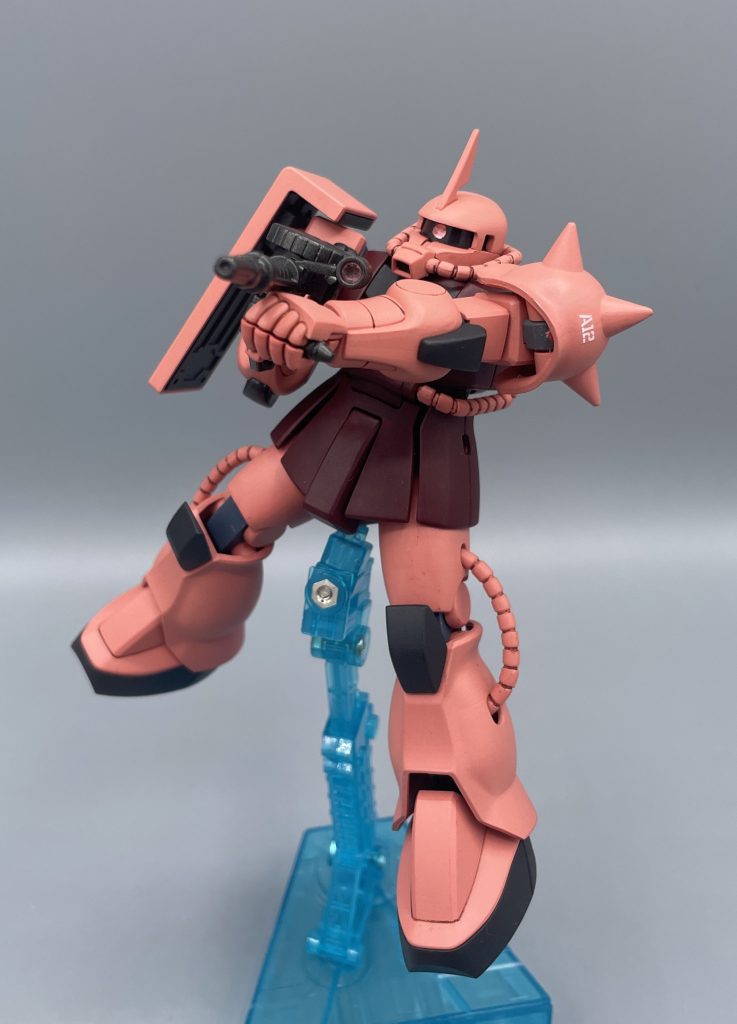 ザクマシンガン！！　一般的なザクマシンガンで語ることがありません(笑)しかし、機体の方は全く一般的ではありません。一般兵が多く搭乗するF型のザクに比べて、機体性能・運動性を向上させている分、非常に扱いが難しい機体になっております。ぼくたちがだいすきな「ピーキーすぎてエースにしか扱えない」機体ですね(^^♪　なお、取説では「市販車をベースにレースカー並みのチューンナップを施したようなもの」と書かれています。例え方に時代性を感じますね。車に興味が薄いと言われる現在の若い方には、“車のチューニング”って、きっとピンと来ない気がします。　全く関係ない話ですが、次原隆二先生の『よろしくメカドック』は、私の青春のバイブルです(笑)